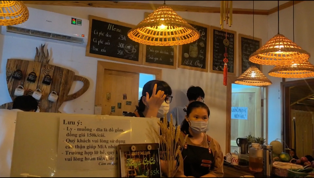 在越南平阳与朋友体验一家小店