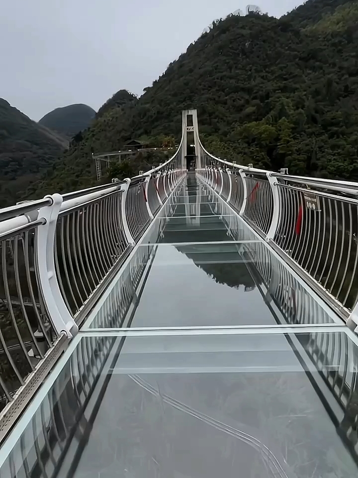 世界最长喀斯特地貌湖景玻璃桥——天宫玻璃桥