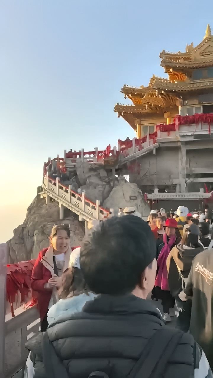 老君山（The Laojun Mountain），“天下无双圣境，世界第一仙山”。[1]原名景室山，