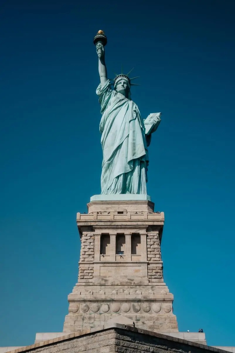 自由女神像是纽约最著名的地标之一，也是美国的象征之一。这座高达93米的铜像是法国赠送给美国的礼物，现