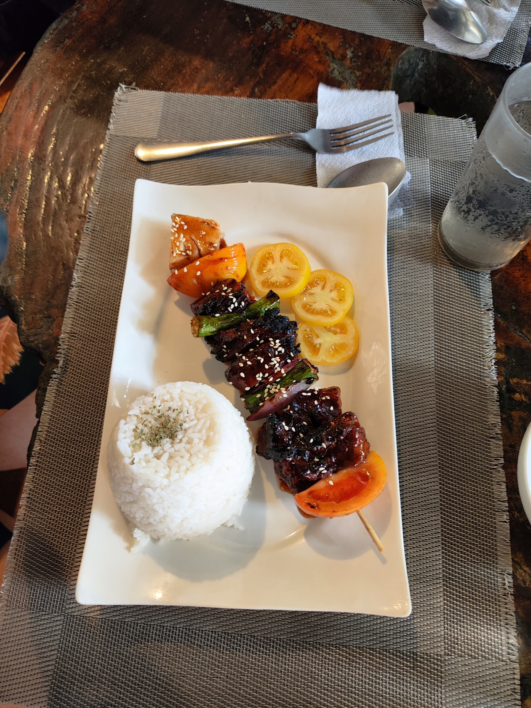 在菲律宾科隆旅游时，我有幸品尝了 Karl's BBQ，这是一次令人难忘的美食体验。   Karl'