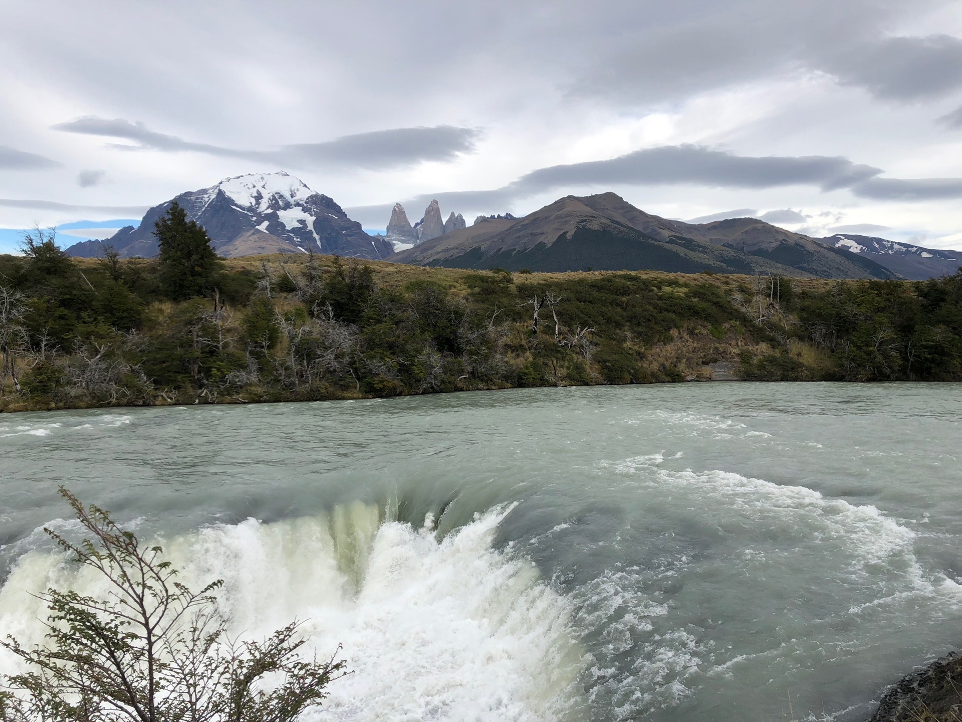 智利的山川地貌，用文字很难形容。最著名的百内国家公园，这里曾经被美国国家地理杂志评为世界上五十大必去