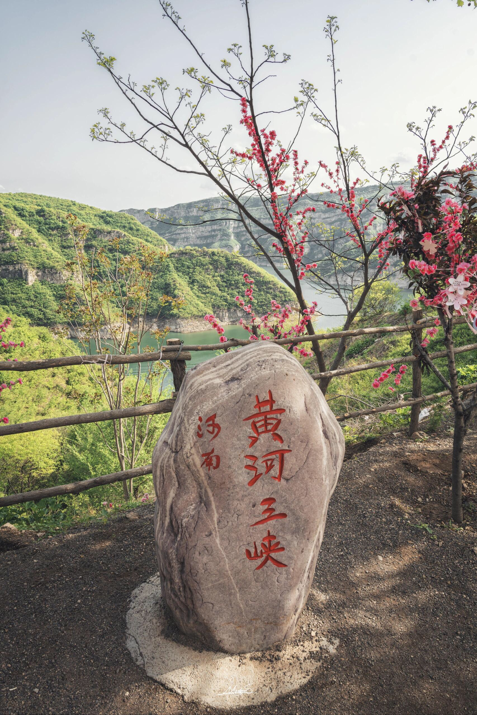 黄河三峡的红叶如诗，秋风如画，让人陶醉其中！