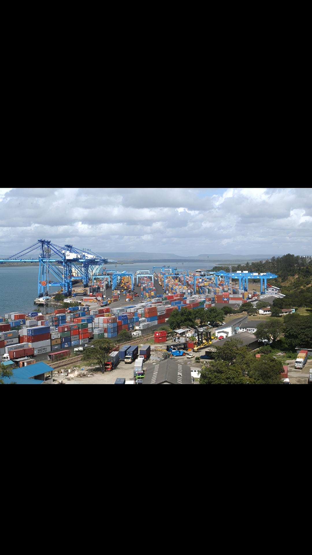 达累斯萨拉姆港位于坦桑尼亚东海岸，已有数百年历史。早在8世纪时，港口就已经开始运营。在以后的时期中，