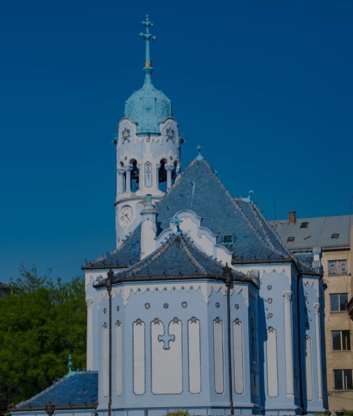 布拉迪斯拉发的蓝色教堂，教堂不大，可以说是小小的，不过在早上或傍晚来看，非常特别和漂亮，一百多年来有