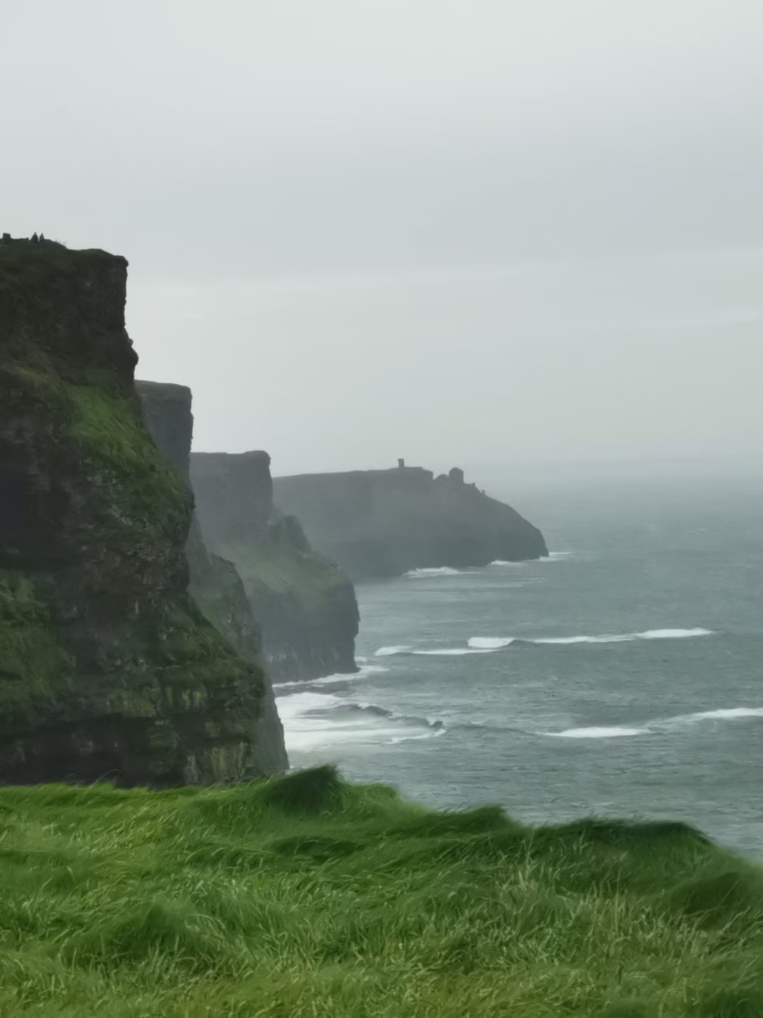 莫赫悬崖（CliffsofMoher），在爱尔兰岛中西部的边缘。悬崖面向浩瀚无际的大西洋，以奇险闻名