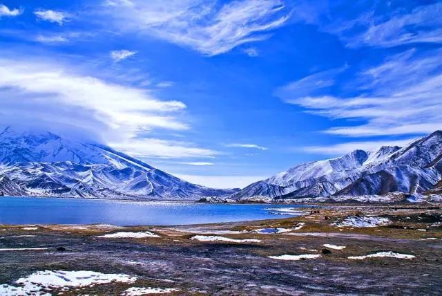 新疆喀拉库勒湖 “喀拉库勒”意为“黑湖”，是一个典型的冰川湖。随着季节和光线的变化，湖水颜色也随之发