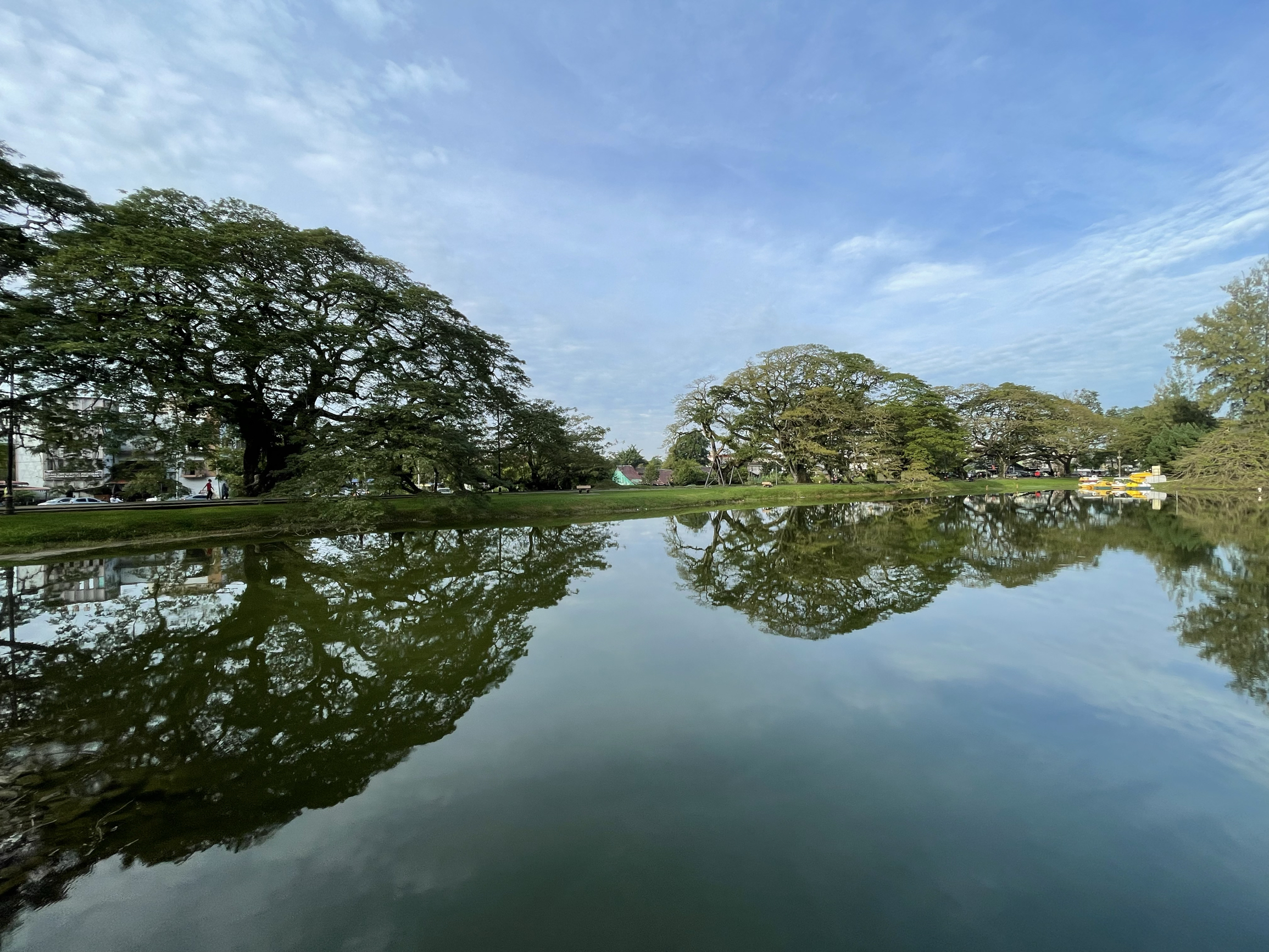 景色很美，湖水平静如画，草地满目，适合放松心情的地方