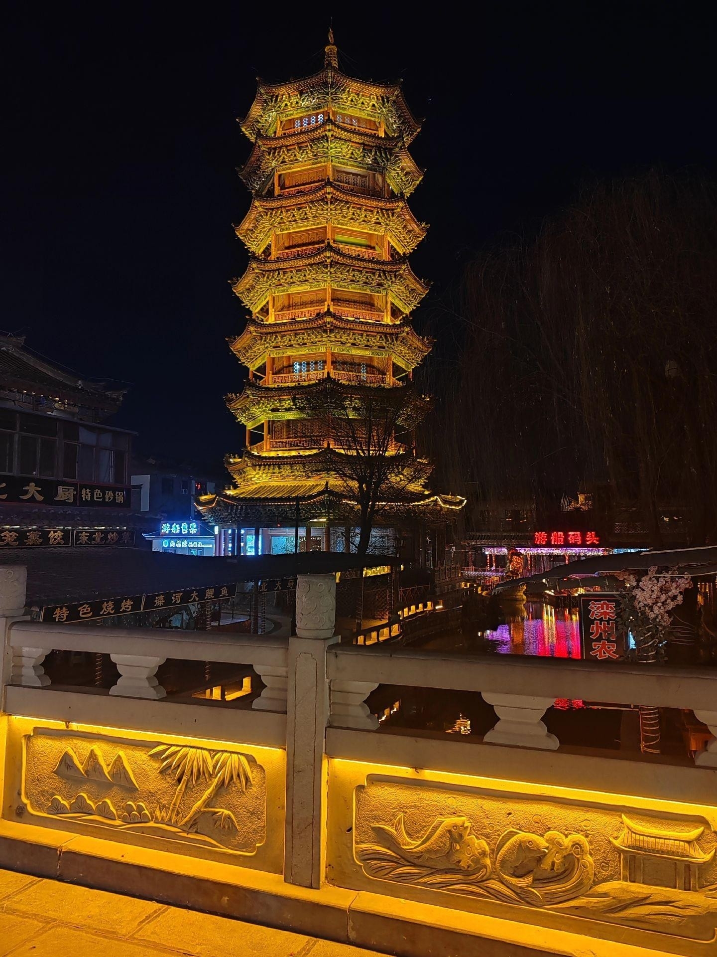 滦州古城坐落于滦州市古城街道，占地888亩，青龙河水系环绕，呈现出一座北方民俗博物馆的繁荣景象。古城