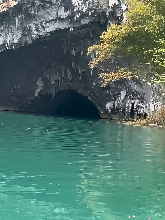 巴马百鸟岩：探秘地下河溶洞奇观！