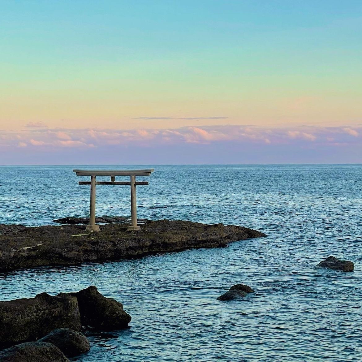 【🌊大洗磯前神社探访指南🌅】：在茨城县，体验海边的神圣氛围  🚀 神圣的海景背景：大洗磯前神社的一个