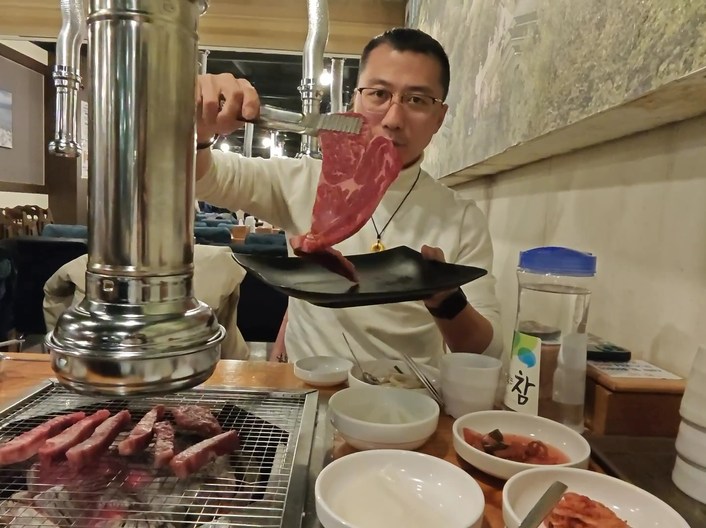 在这里，冰雪运动过后更是享用美食的时刻，韩国江原道平昌韩牛村，作为韩国料理巅峰级别的存在，烤肉天花板