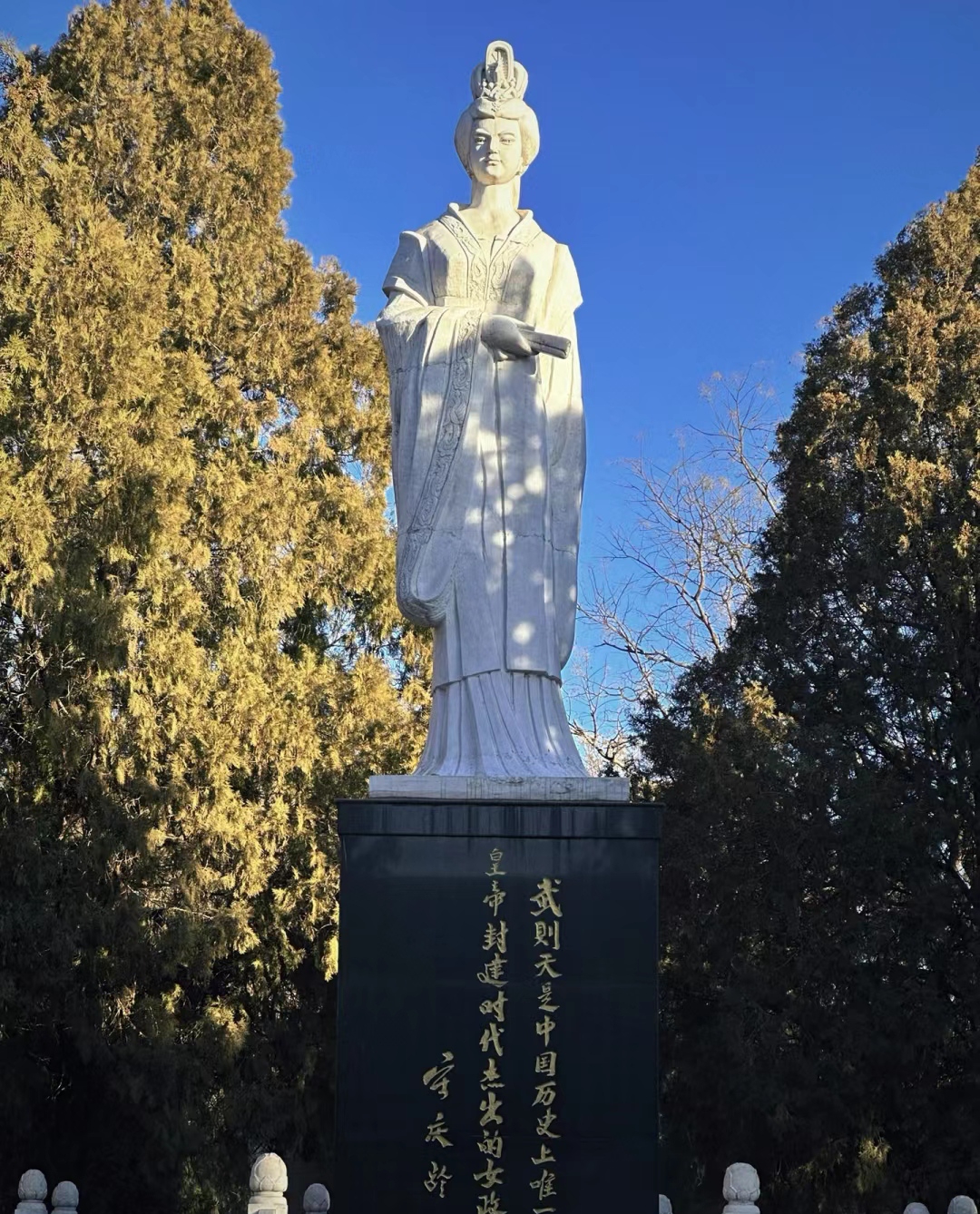 文水则天庙|一代女皇~武则天 殿圣母殿位居院内正北面，左右有东西厢房、钟鼓楼。寺庙规模较小，布局严谨