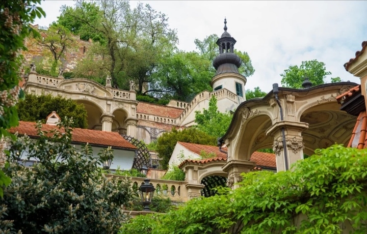 布拉格城堡山下公园充分利用城堡山的斜坡，巧妙的把建筑，花园，连廊，阶梯结合在一起，去布拉格，城堡山一