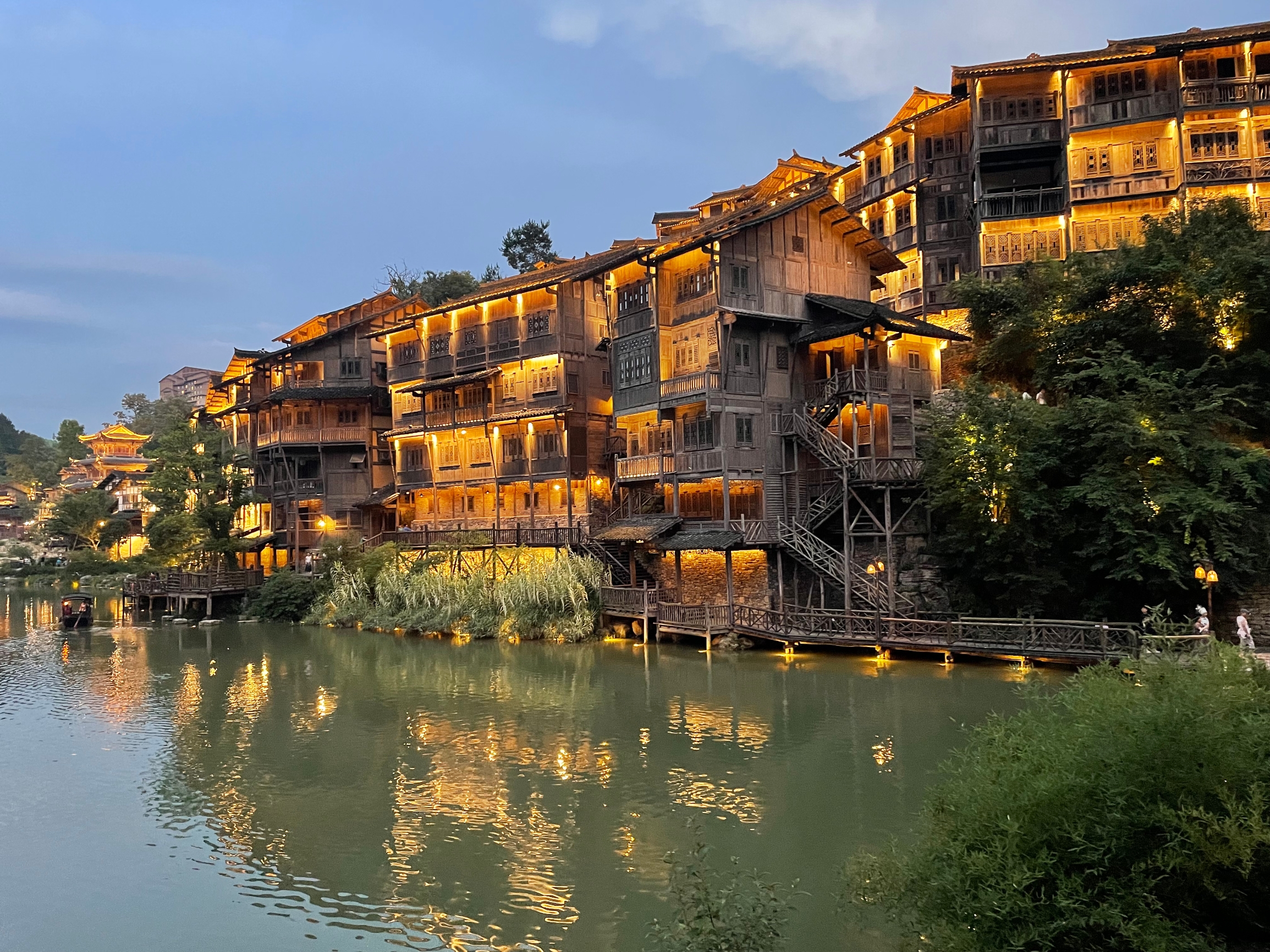 乌江寨国际旅游度假区的夜景灯火辉煌