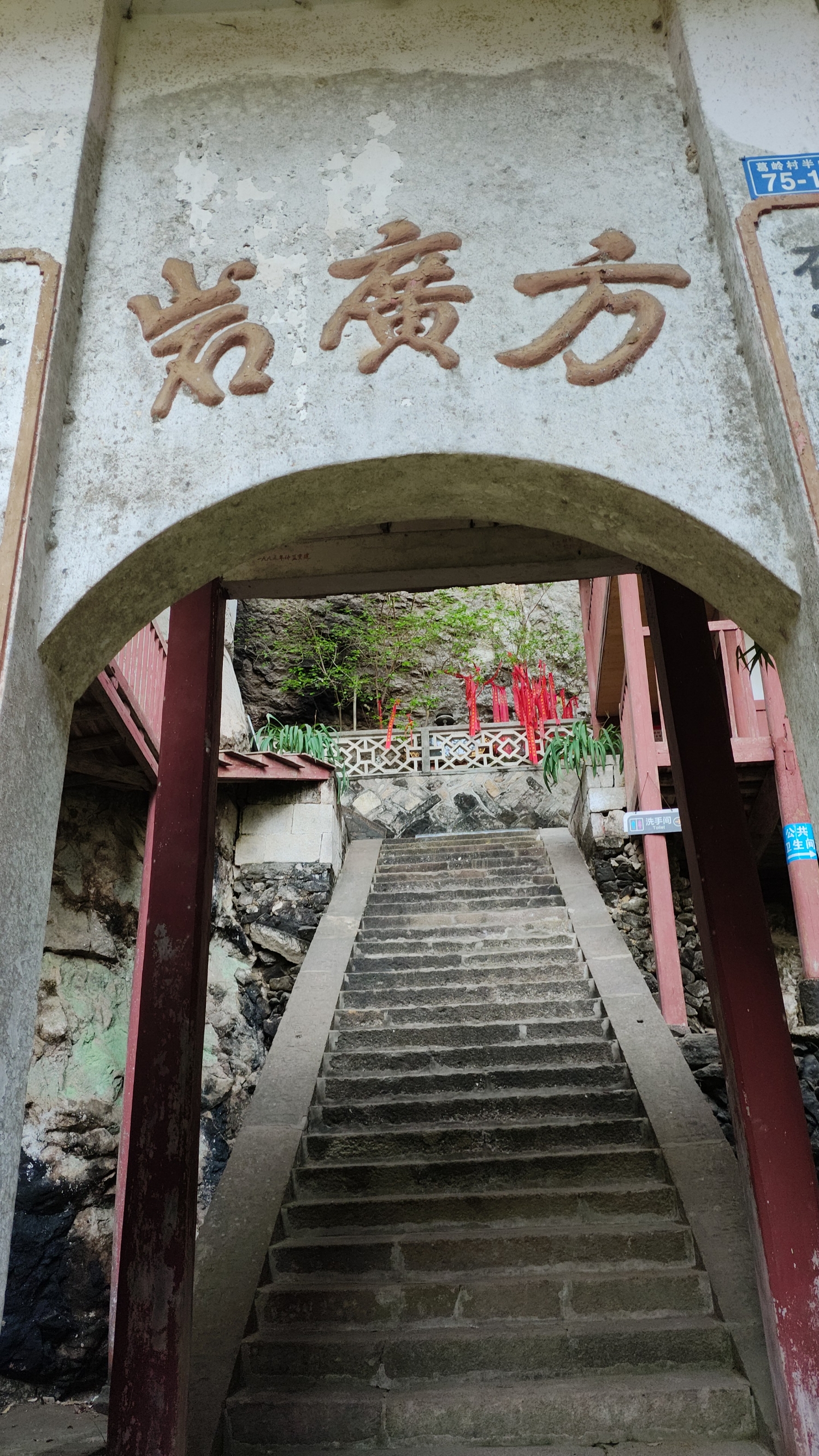 景色可以，路线比较短，高度338米左右，半个小时可以登上去，停车场不要钱，门票25块钱，偏贵了点。茶