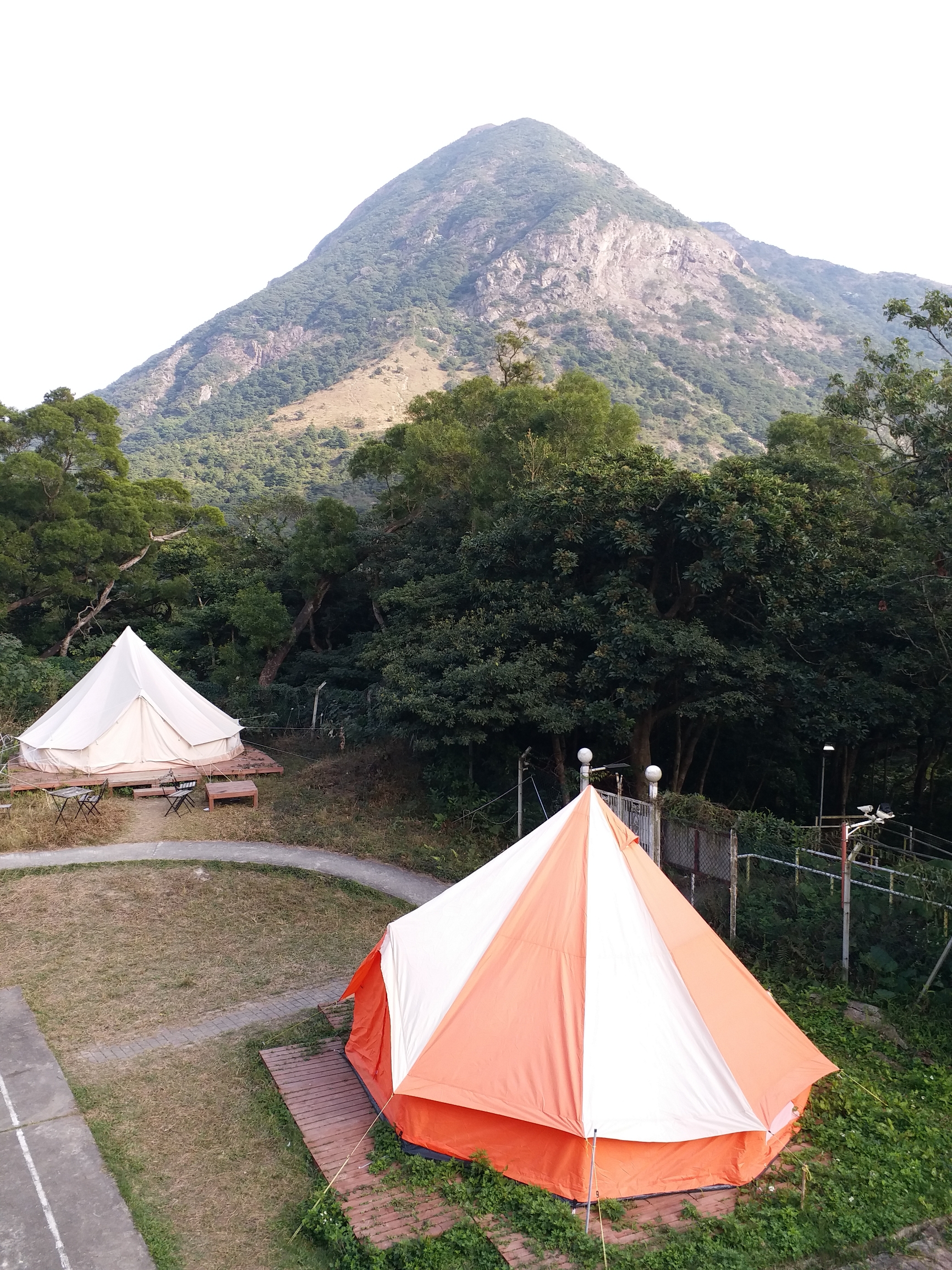 今天住這青年旅捨露營一晚，明天天氣預測轉晴，爬鳳凰山，香港第二山峰934米高看日出。