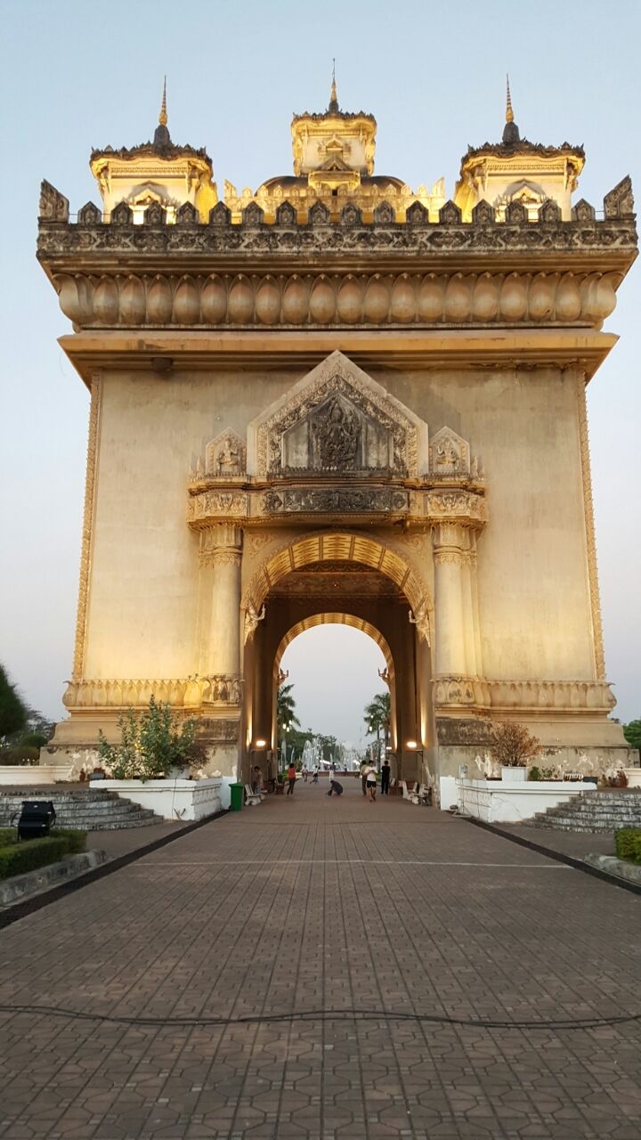 #新开景点大搜罗 它的四面是拱形门与雕饰，远看像法国巴黎的凯旋门。但在它的拱门基座上，是典型的老挝寺