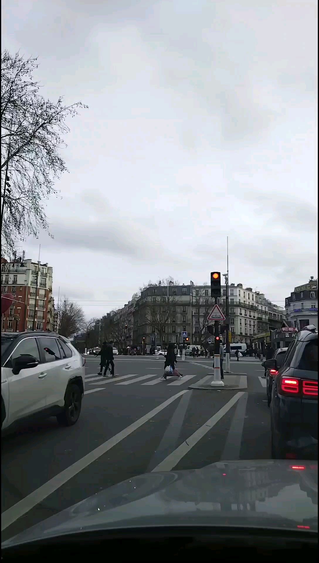 行驶在巴黎街头