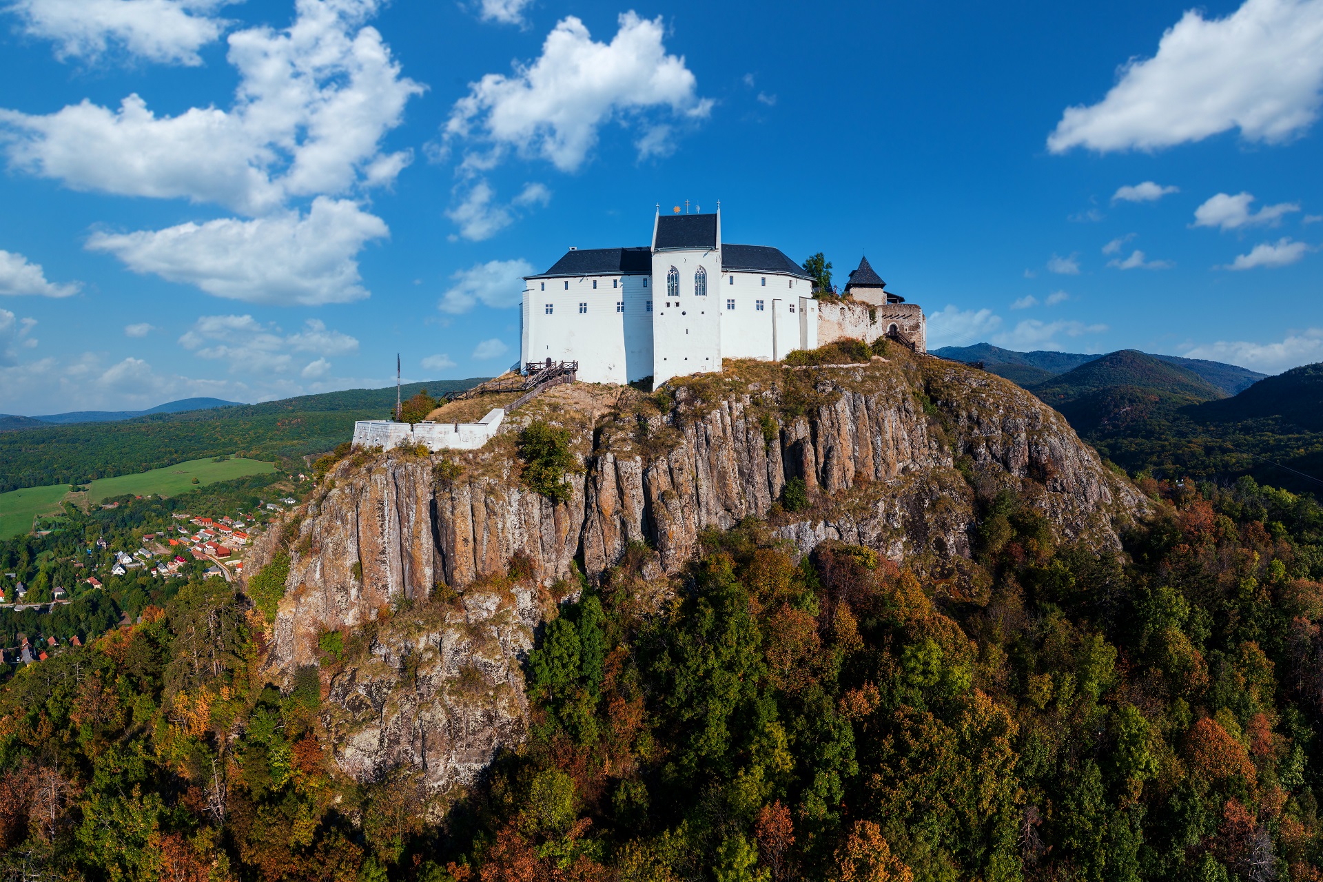 匈牙利最美城堡之一—火山锥上的菲泽尔城堡