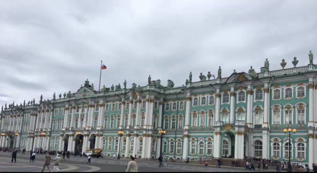 圣彼得堡的建筑都很漂亮，冬宮更是世界四大博物馆之一，还有叶卡捷琳娜堡，下花园一定要打卡的地方！