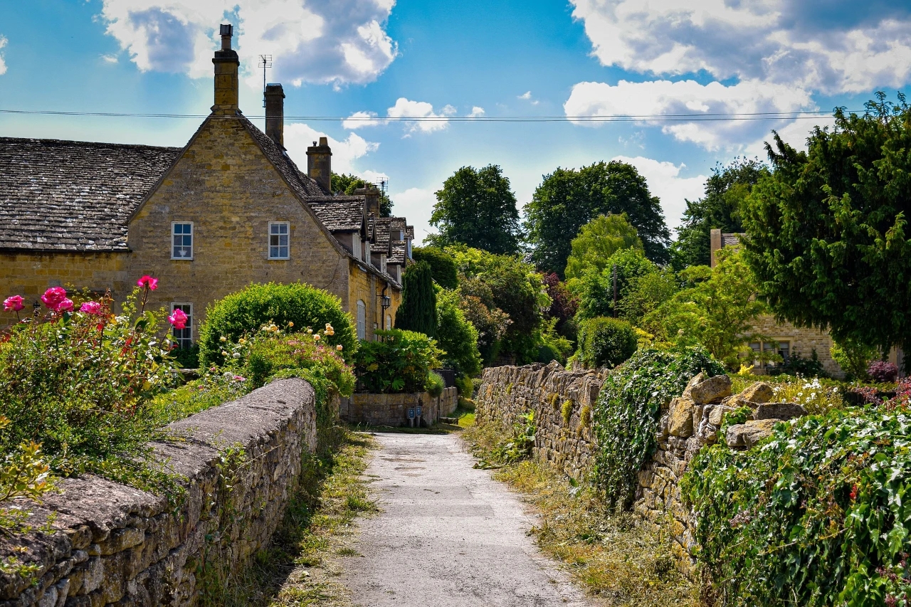 科茨沃尔德（Cotswolds）是**英国著名的美丽乡村地区**，它以其典型的蜂蜜色石头建筑、历史悠