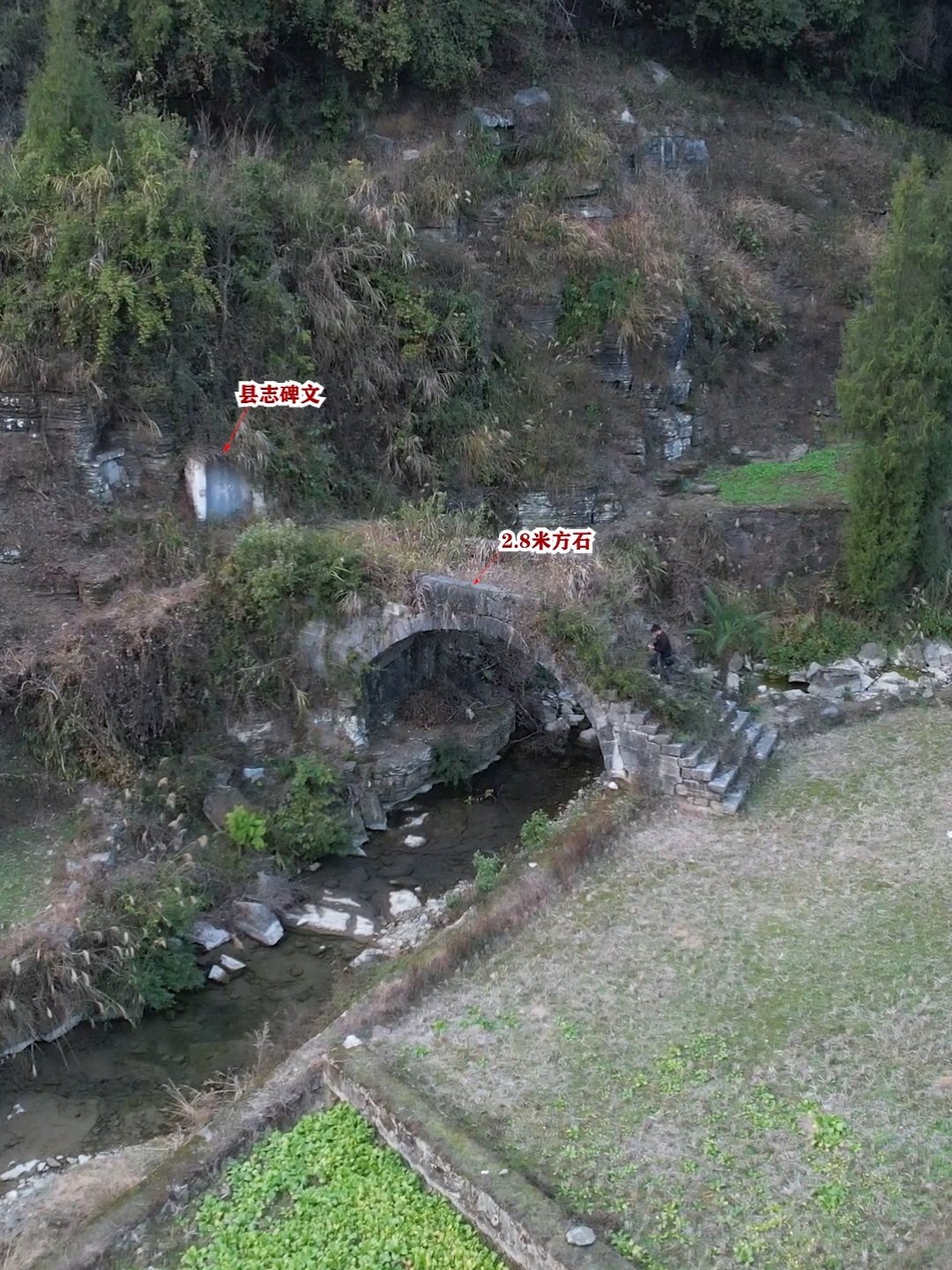 贵州深山里的一座古桥，采用巨型方石建成，旁边还有碑文记载，上百年风吹雨打不倒！