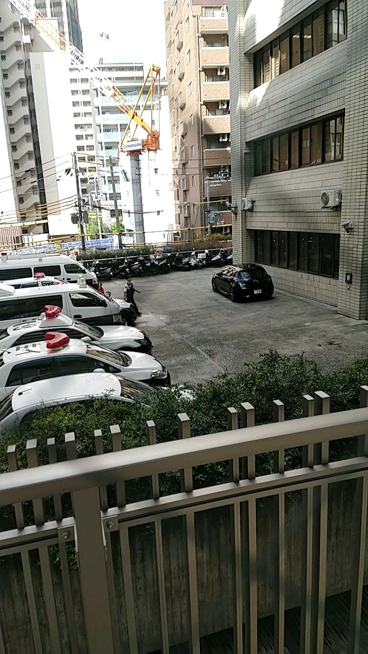 旅店的窗外是警察署。