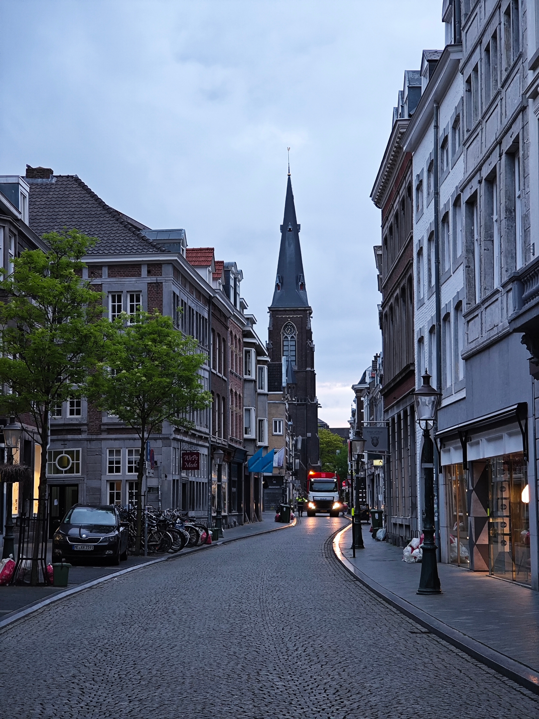 马斯特里赫特，荷兰东南部城市，位于马斯河畔、靠近比利时边境。在城市中央有一条河流马斯河（Maas R