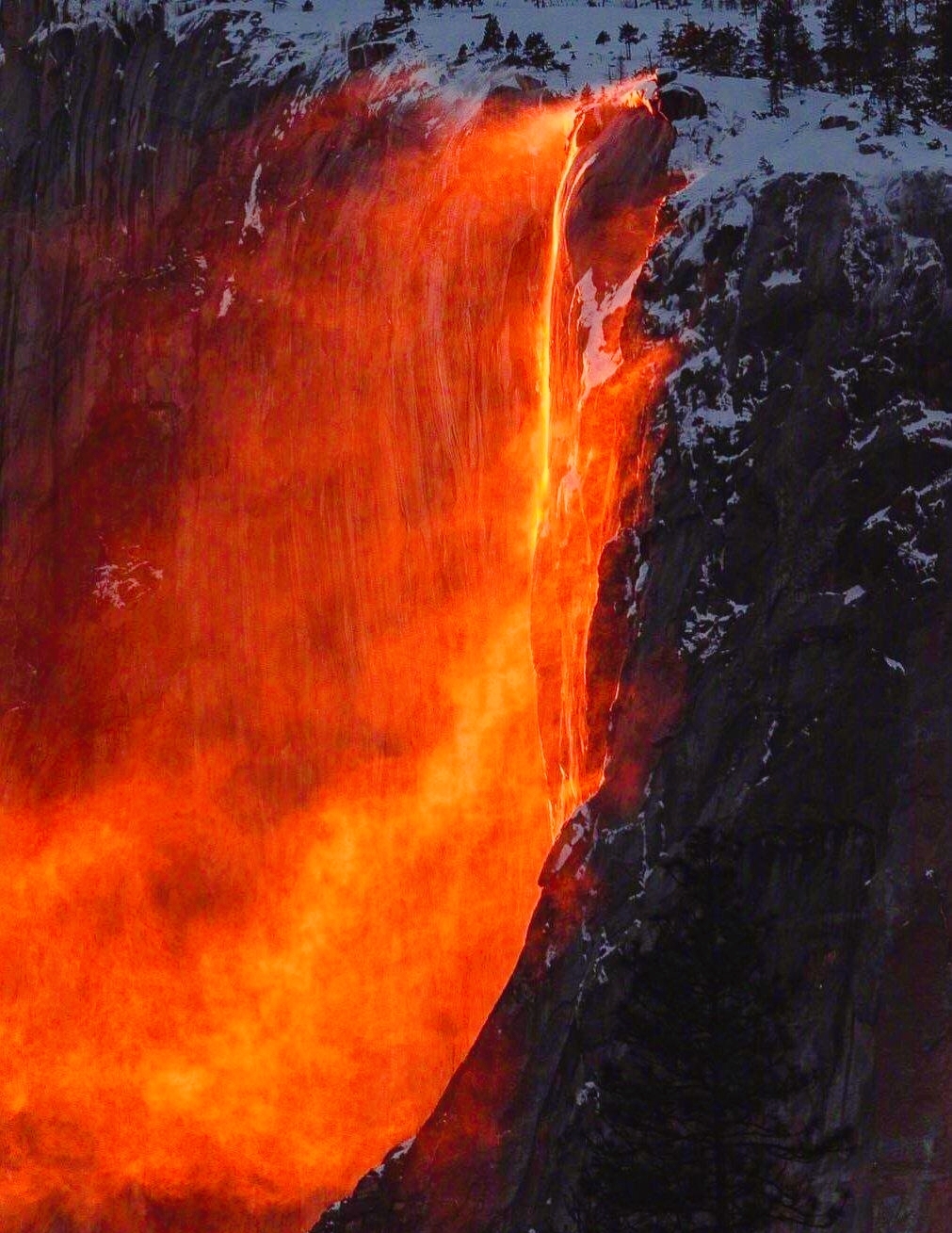 加利福尼亚州马尾火瀑布——惊叹大自然的奇迹！