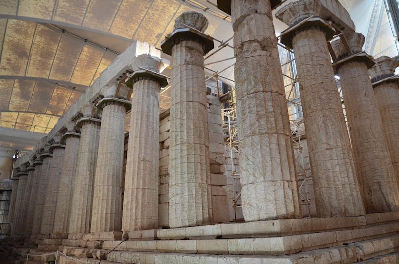 位于巴塞的阿波罗·伊壁鸠鲁神庙位于伯罗奔尼撒半岛的一个偏远山腰上，是一座保存完好、与众不同的希腊神庙
