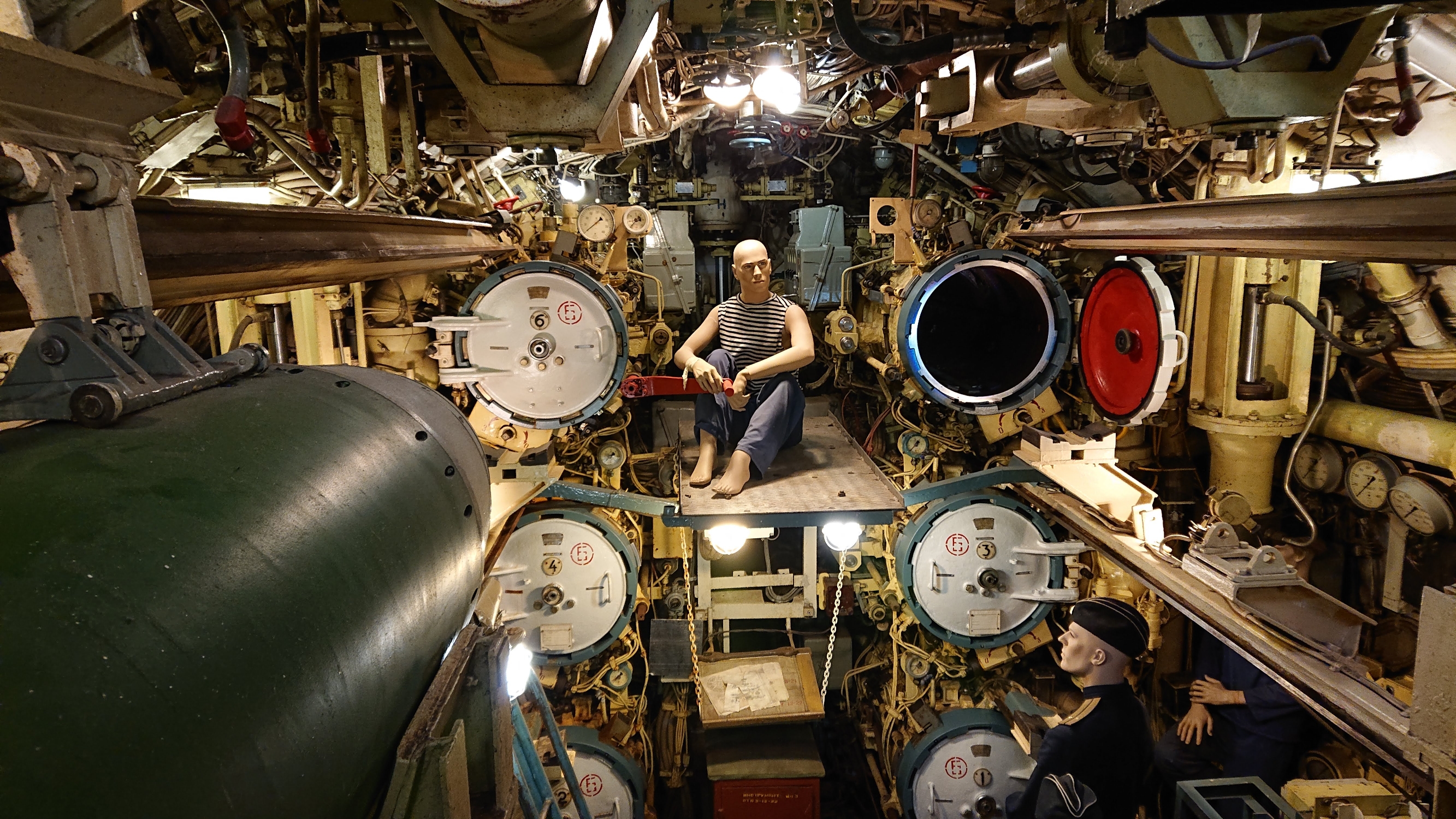 潜入历史深处——探访汉堡U-434潜艇博物馆