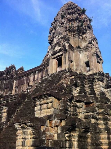穿越时光，探秘吴哥窟：柬埔寨国宝之旅