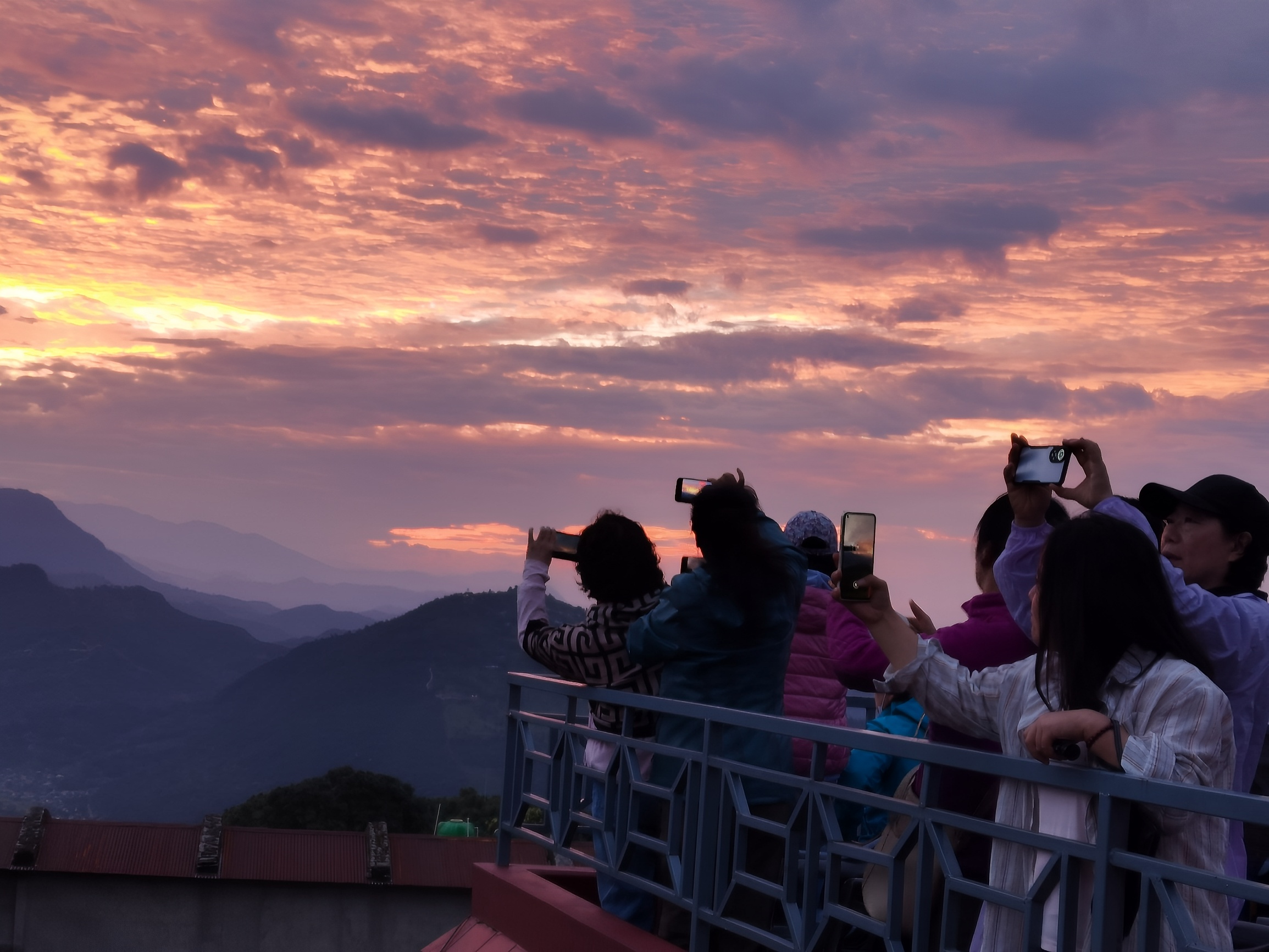 分享你的旅行故事，最多3000字#全球最美日出日落  身居尼泊尔古色古香的山景房，坐在阳台赏一排七八