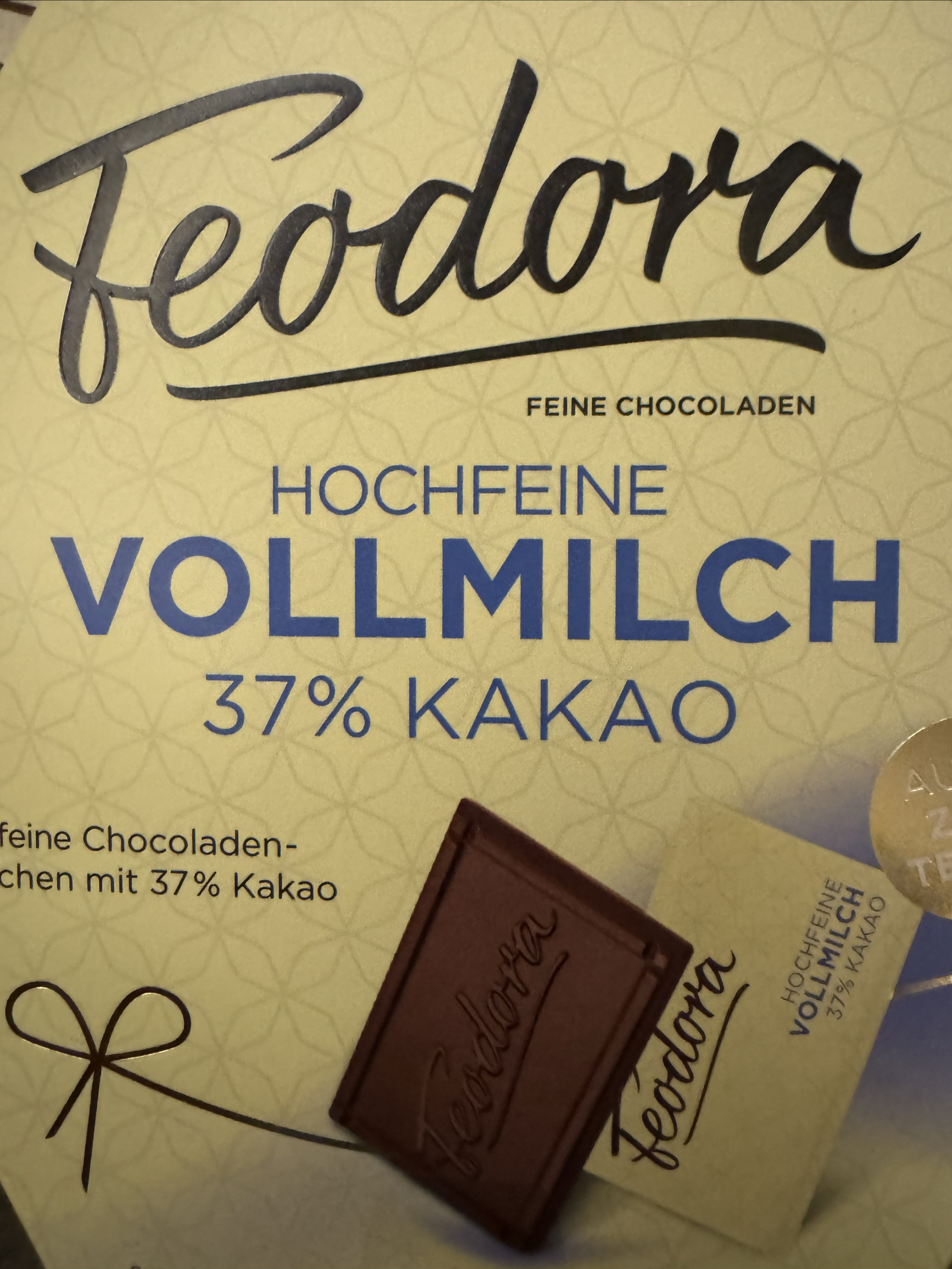 赌神巧克力就是Feodora公爵夫人，闻起来有浓郁的可可醇香，吃到嘴里有微苦，还有淡淡的烟草味，该巧