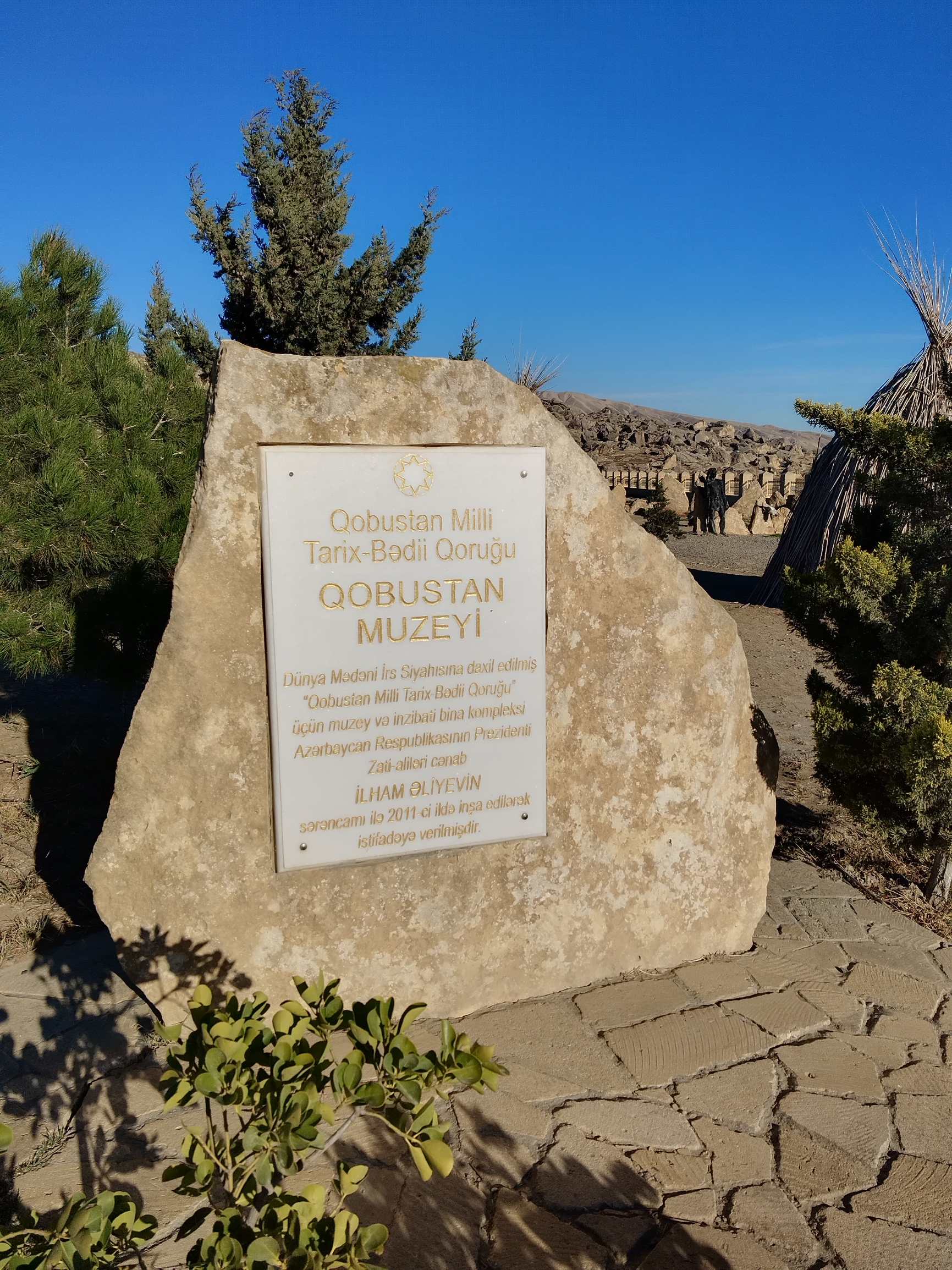 戈布斯坦岩石艺术文化景区距离阿塞拜疆共和国首都巴库大约40英里，这里的古人类生活遗迹于2007年的第