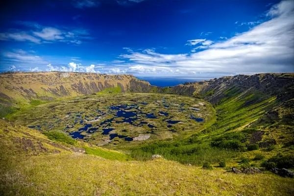 拉诺廓火山和火山湖是复活节岛上最著名的景点之一，位于安加罗阿镇以南9公里处。在这里可以观赏到岛上大部