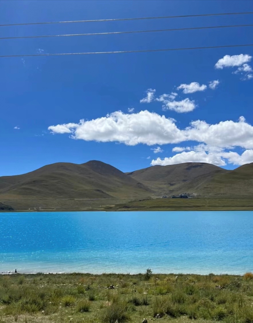 羊湖景区位于西藏自治区山南市浪卡子县307省道推荐导航搜索位置方便强推海拔5188米的鲁日拉观景台(