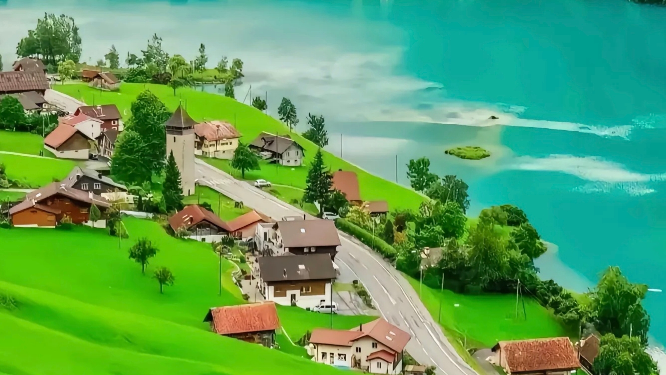 瑞士游玩攻略：  一、季节选择  瑞士四季分明，每个季节都有其独特的魅力。春季（3月至5月）和秋季（