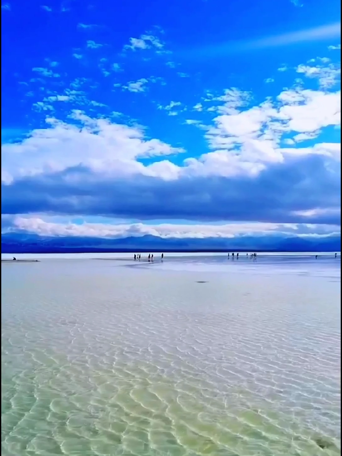 茶卡盐湖的美足以拔动人心。与其说是天空之镜不如说是一场幻境 ！