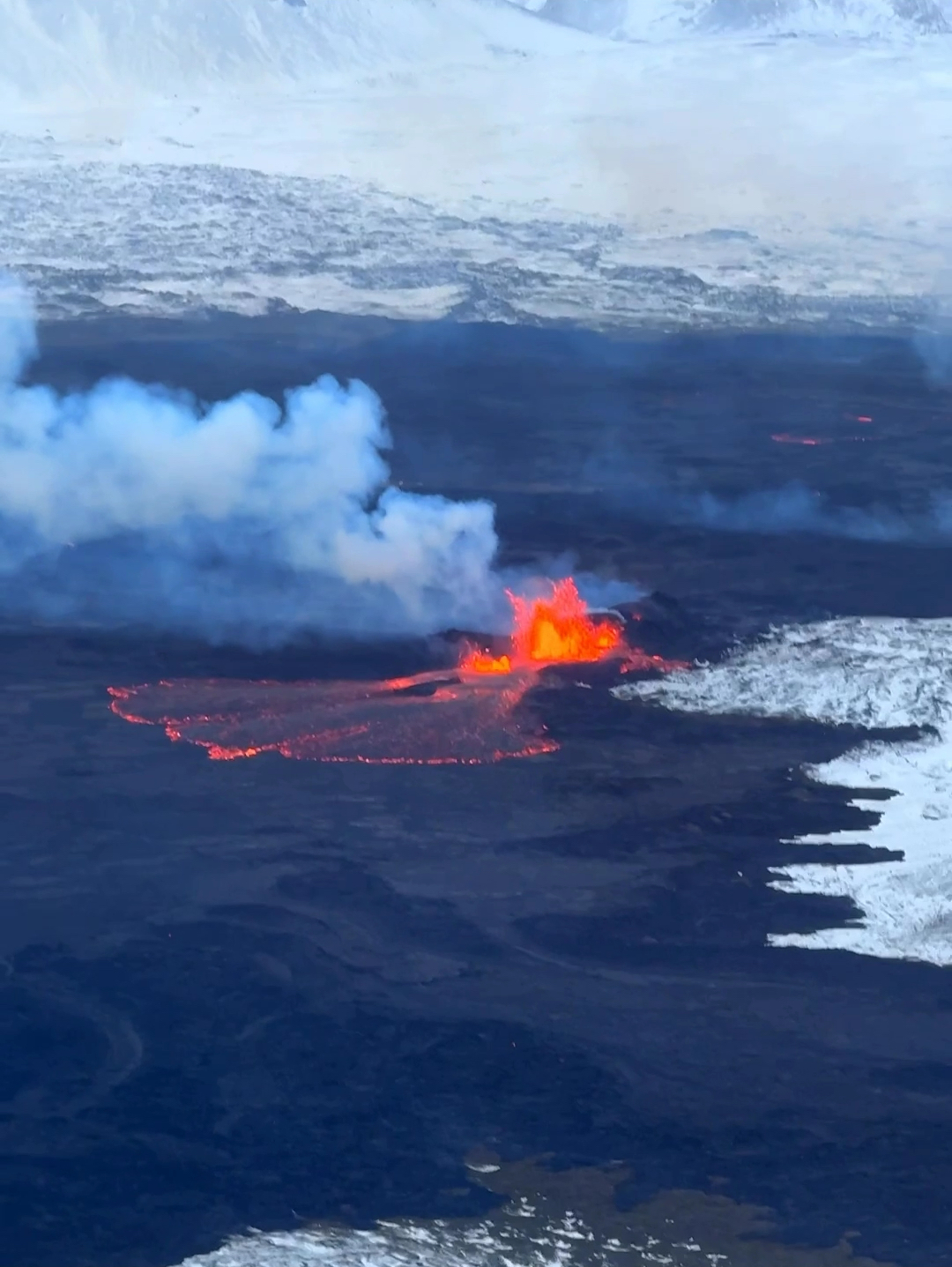 冰岛火山喷发直升机视角