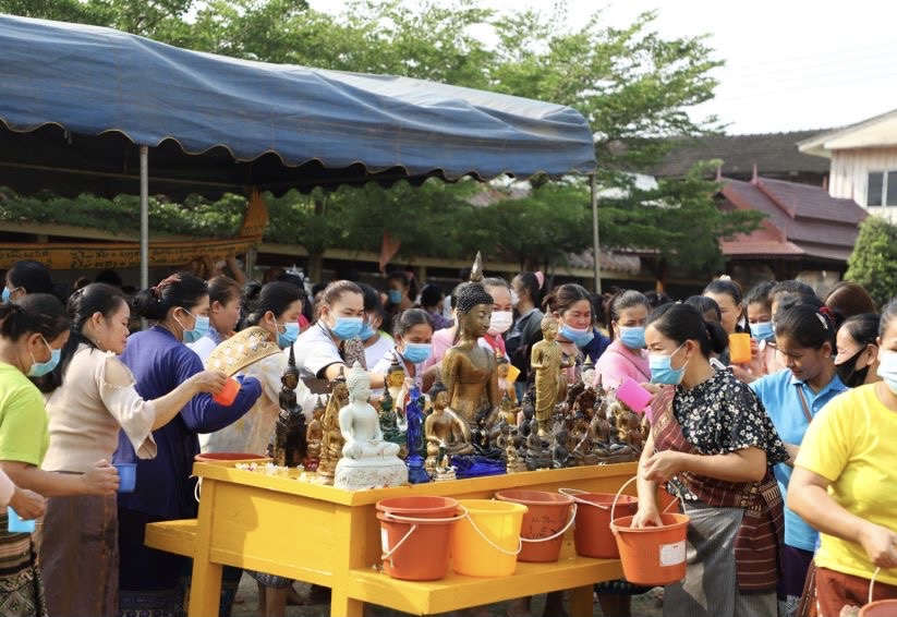 泼水节又称宋干节，作为老挝最盛大和最重要的年度节日，每年的公历4月 13-15日，人们以互相泼水祝福