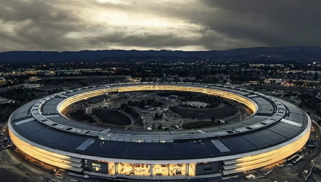 这里是苹果公司总部，是美国一家高科技公司，总部位于加利福尼亚州的库比蒂诺。由史蒂夫·乔布斯、斯蒂夫·