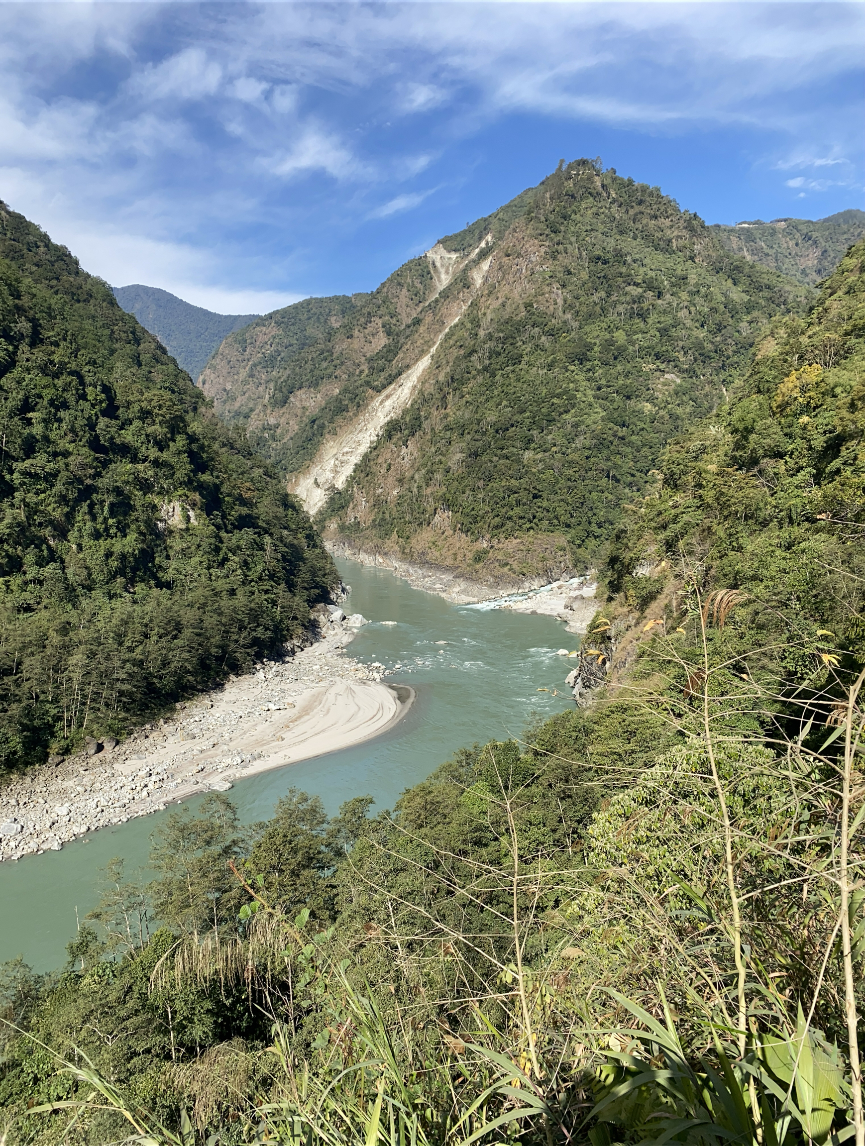 《探秘雅鲁藏布大峡谷：地球的震撼奇迹》