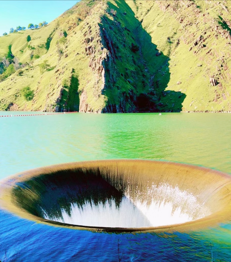 伯耶萨湖就像一个黑洞只要进入一定的范围就会被吸进去被它吞噬