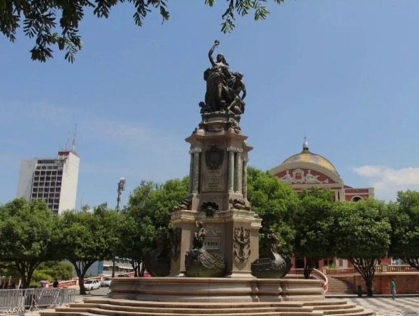 马瑙斯的塞巴斯蒂安广场，马瑙斯1百年前由天然橡胶的发现而发财，现在在马瑙斯能看到那个鼎盛时期建造的一