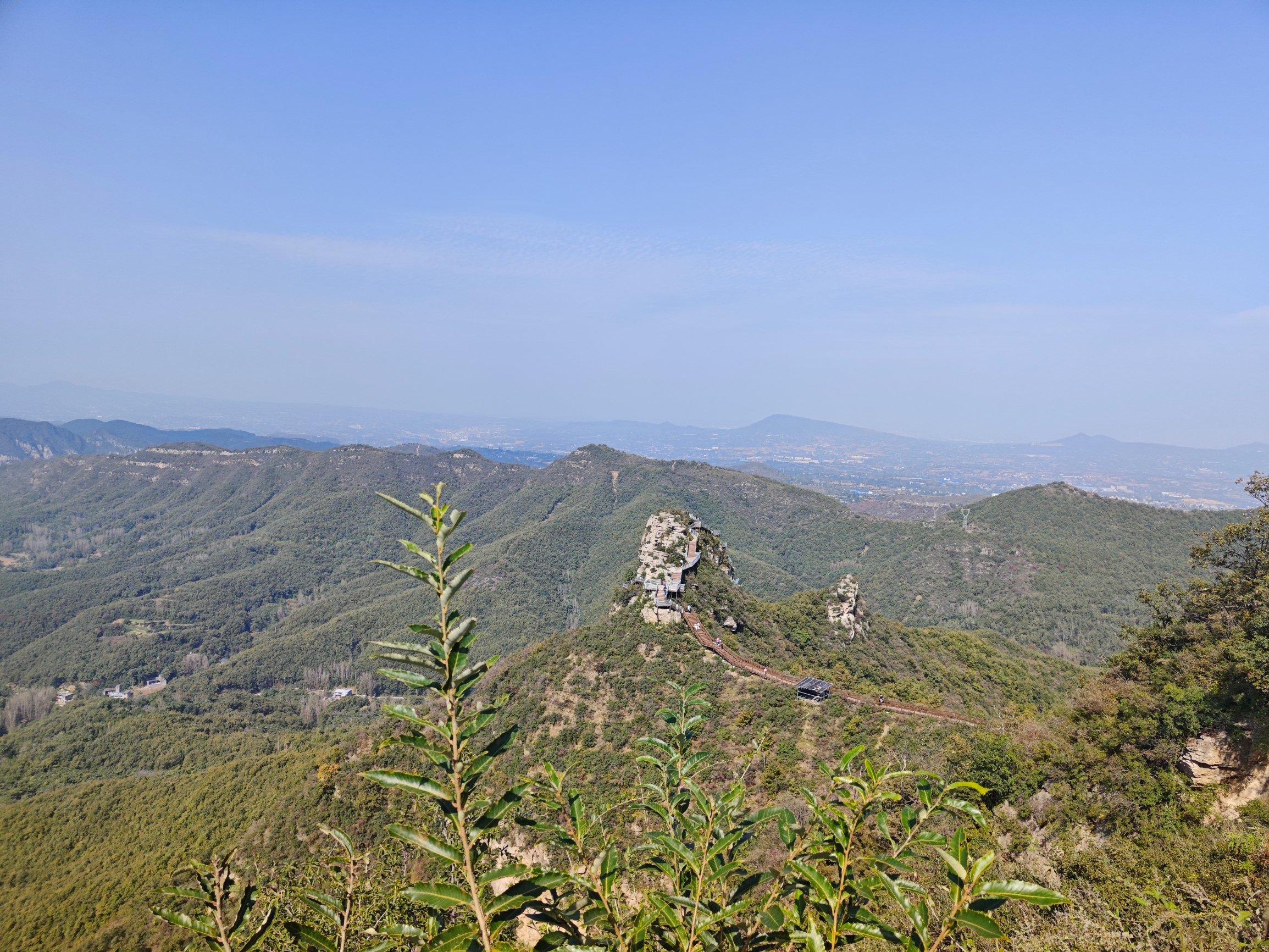 伏羲山是个已经开发成熟的景区，有神仙洞也有好几个山峰，收费的居多。