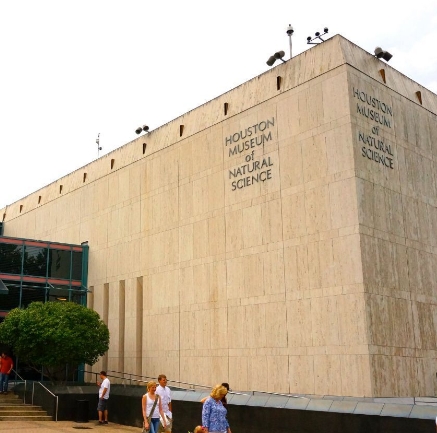 休斯顿自然科学博物馆位于美国得克萨斯州休斯顿市中心赫尔曼公园内，是美国最大的自然科学博物馆之一。博物