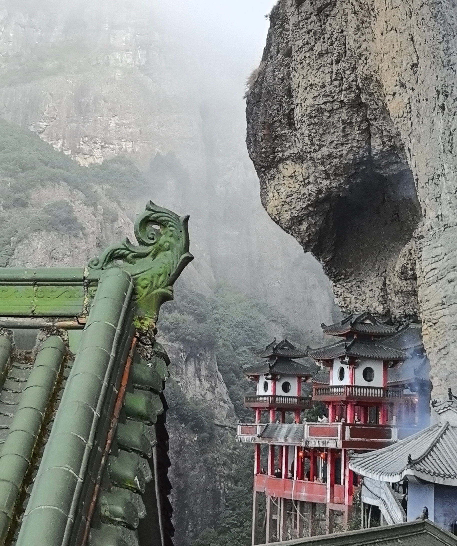 🌟亮点特色： 悬挂于山崖上的唐朝古庙，为数不多的悬崖寺庙之一，爬上千阶台阶才能看到它的盛颜：云雾缭绕
