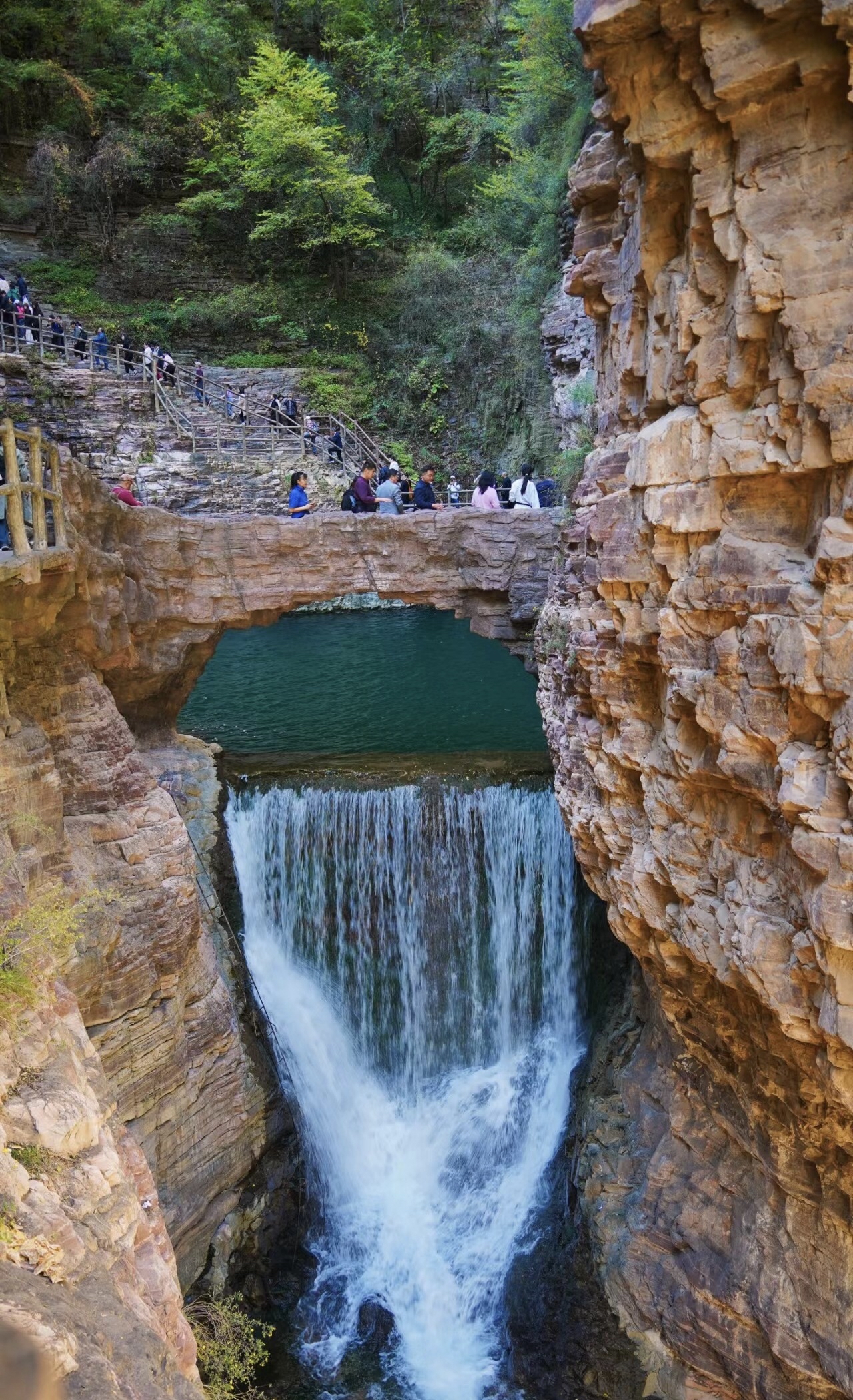 标题：🏞️ 太行大峡谷，遇见自然奇观！  正文： 朋友们，你们有没有去过那个被群山环绕、神秘莫测的地